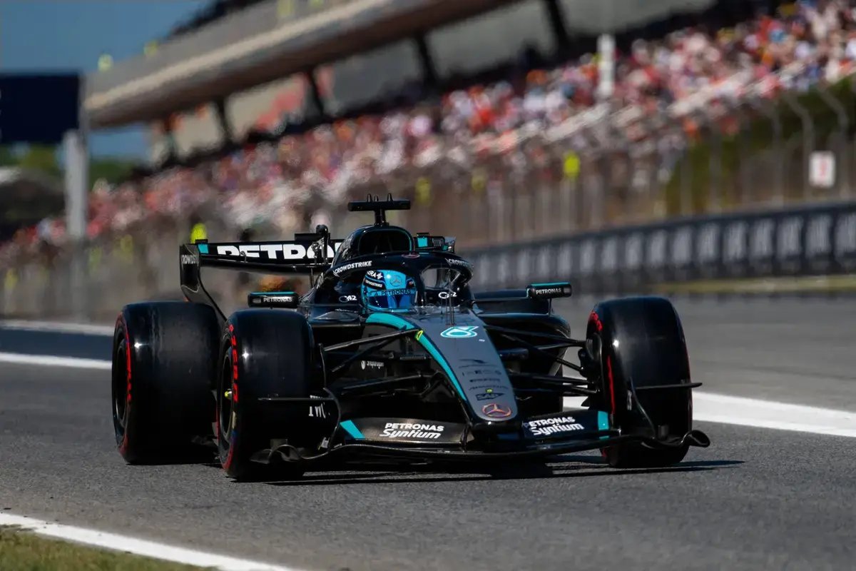 George Russell conquista pole em barcelona após susto de Hamilton