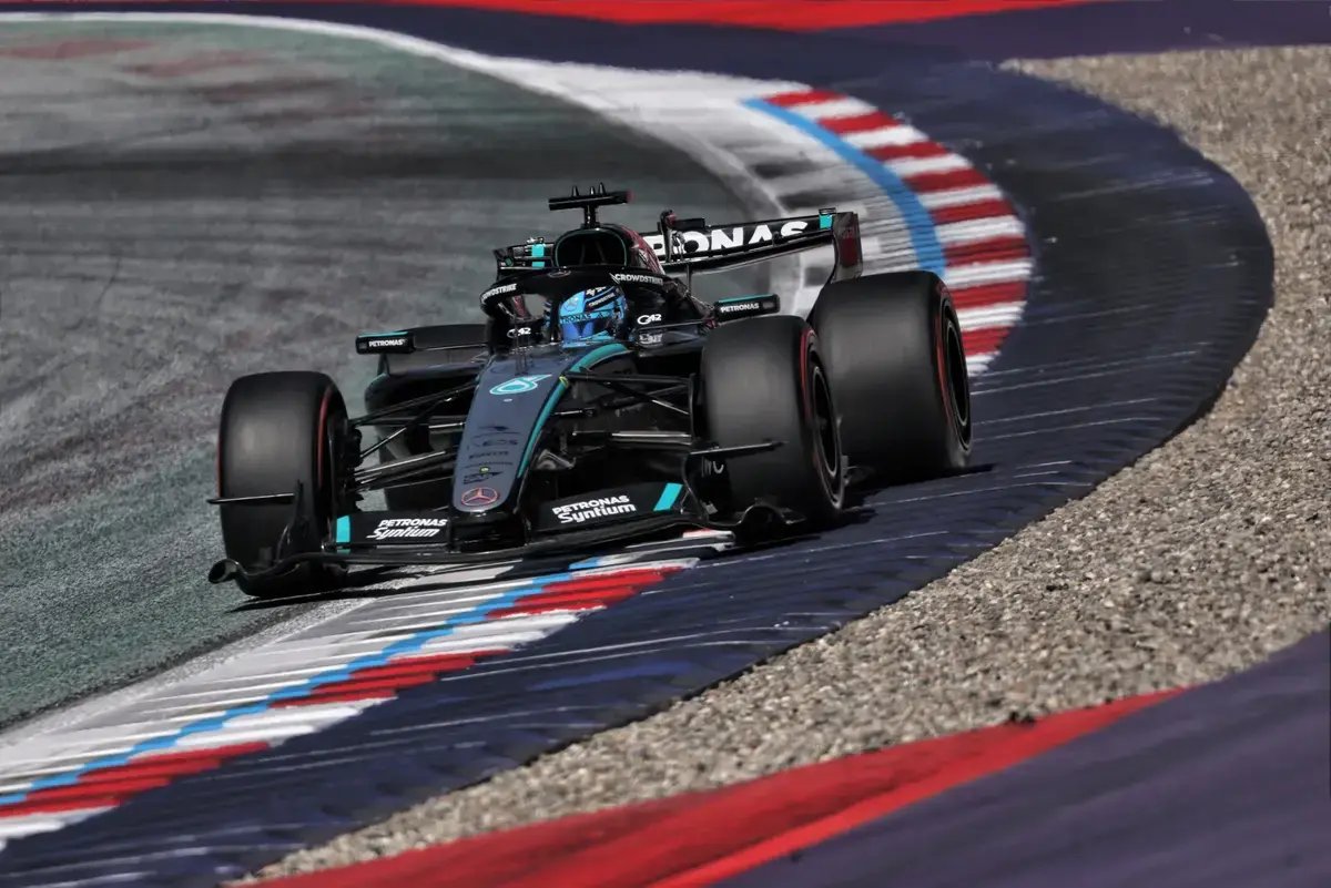 George Russell conquista provisoriamente a pole para o Grande Prémio da Áustria, mas acidente de Verstappen no último setor coloca resultado sob investigação dos comissários