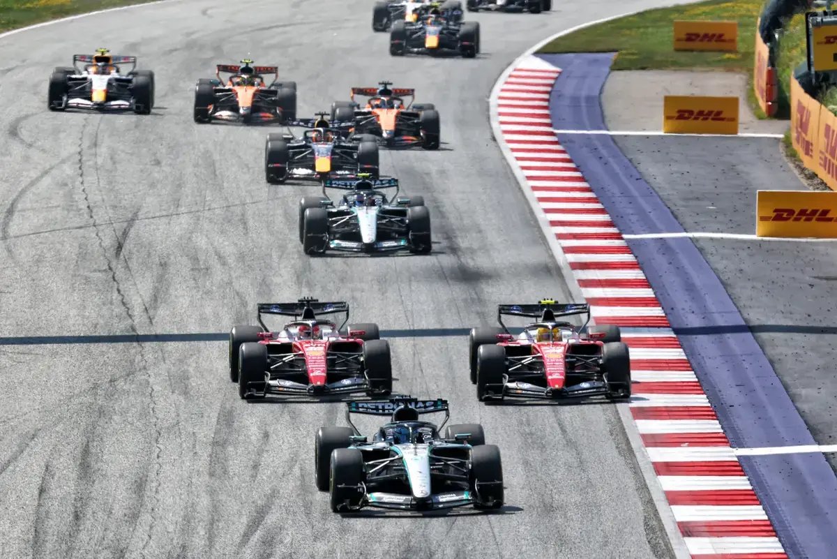 George Russell resiste a Verstappen e conquista vitória no Grande Prémio da Áustria