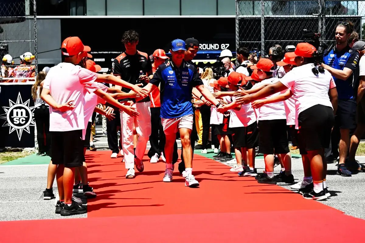Isack Hadjar revela relação de igualdade com Max Verstappen na Red Bull