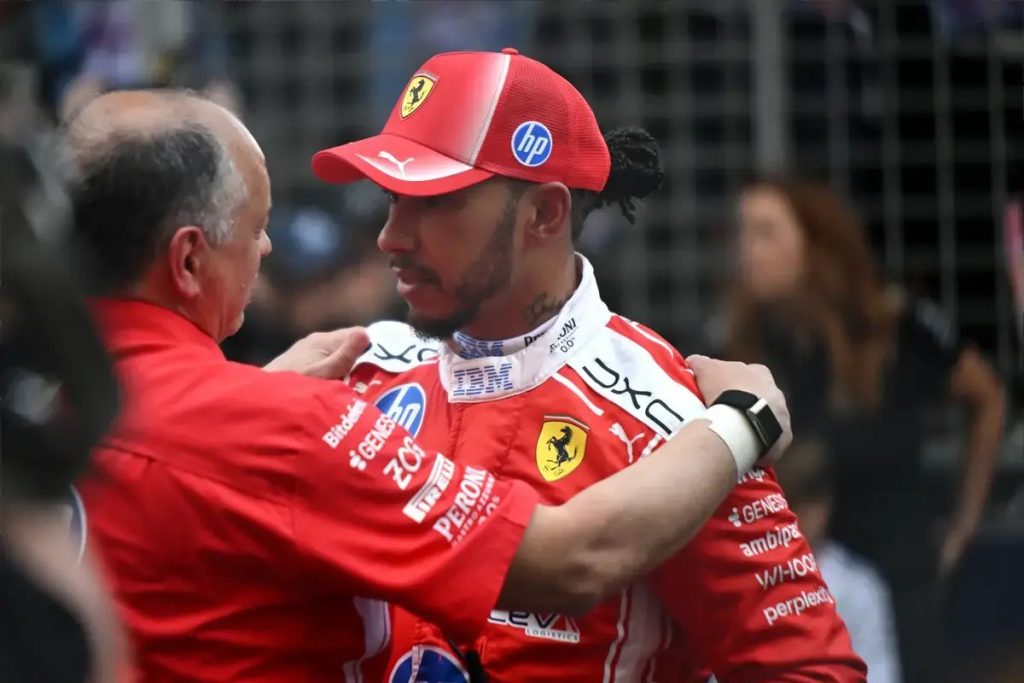 Lewis Hamilton explica por que Ferrari demora meses a alcançar Mercedes
