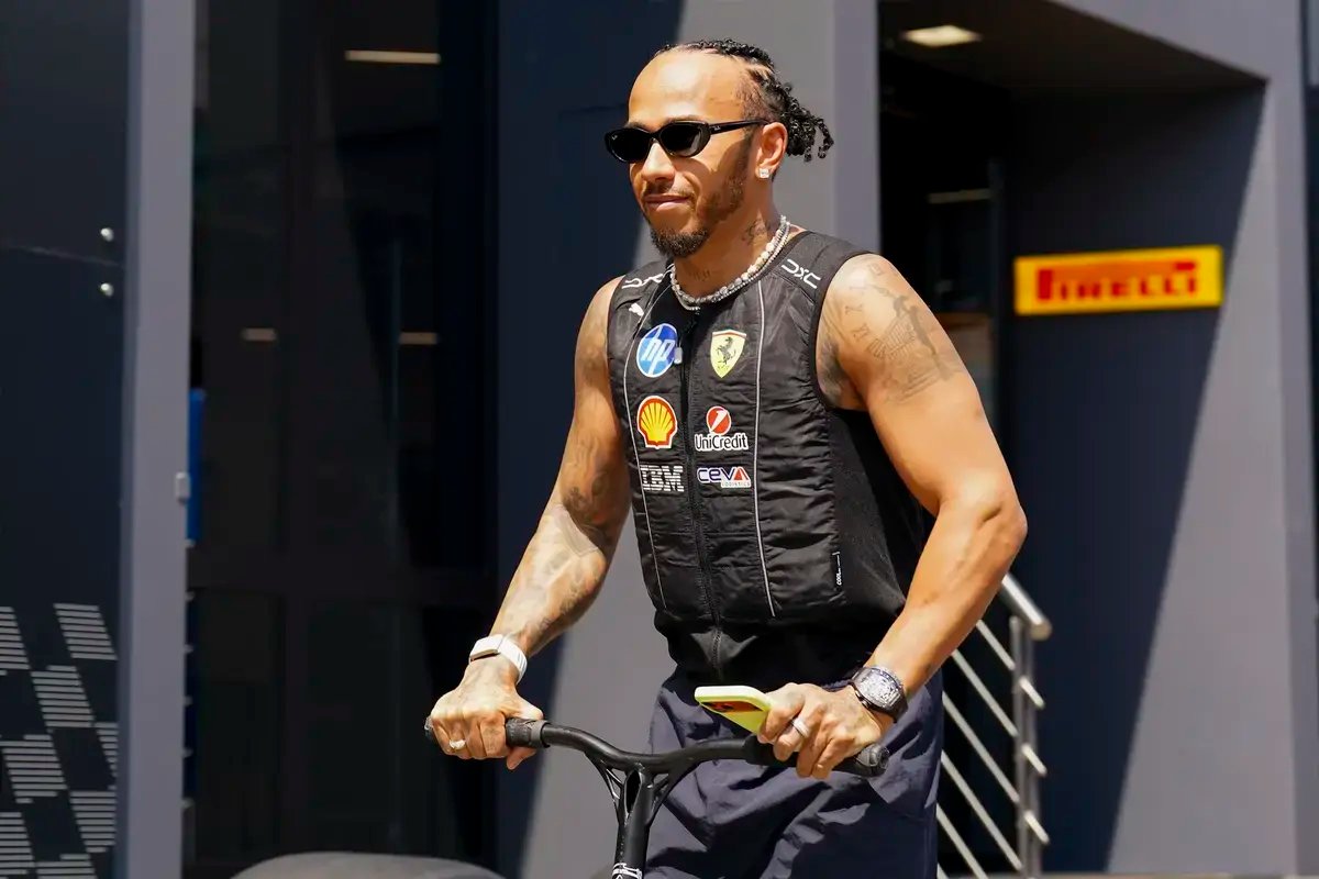 Lewis Hamilton revela lesão no pescoço após acidente em testes pela Ferrari