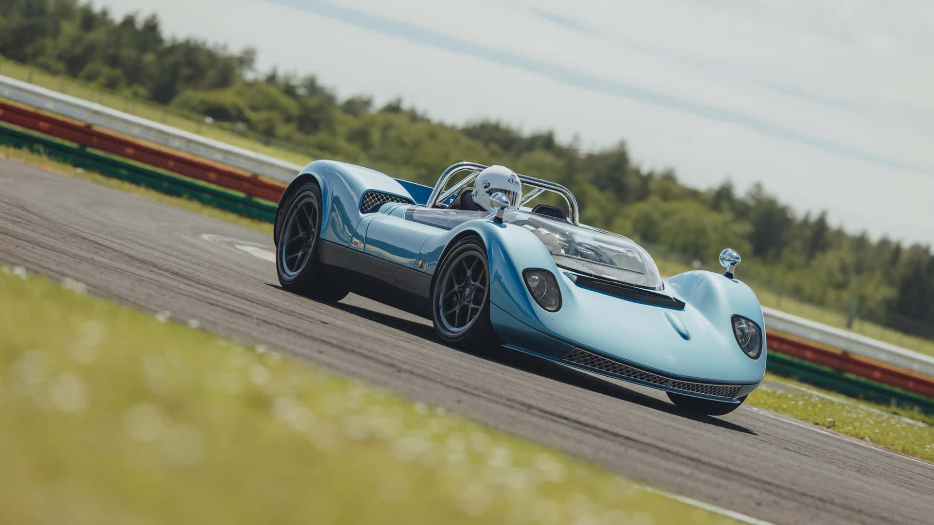 Nichols N1A pesa 900 kg e traz motor V8 atmosférico
