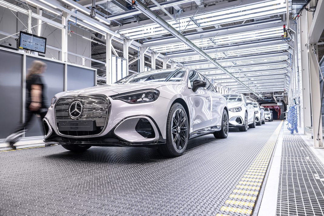 Mil milhões de euros e uma fábrica do futuro: Mercedes acelera rumo à eletrificação com o novo Classe C