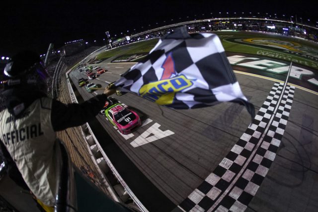 Ryan Blaney vence o cup da NASCAR em atlanta dominando a corrida
