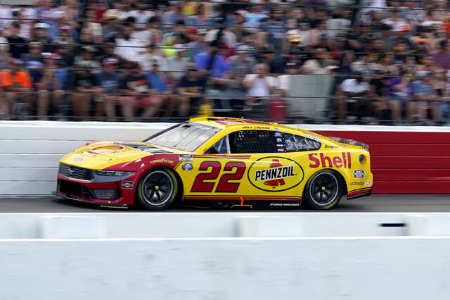 Denny Hamlin admite derrota contra Joey Logano em north wilkesboro