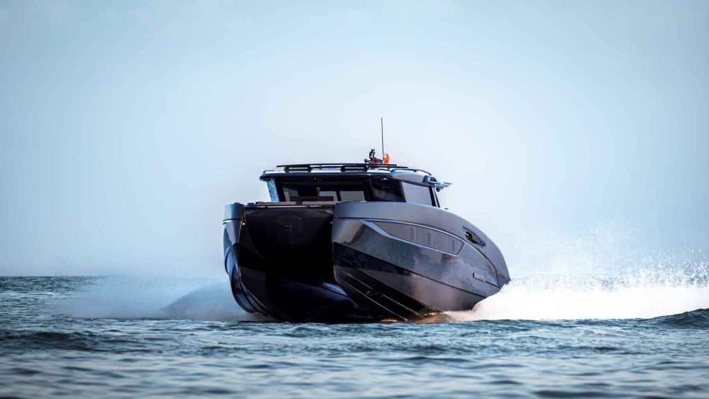 O que acontece quando a BRABUS constrói um catamarã de 1450 CV?
