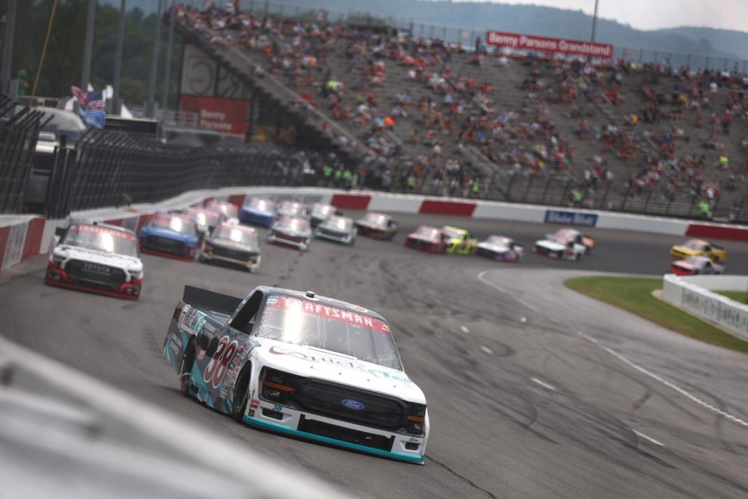 Chandler Smith vence com vantagem recorde na NASCAR truck series