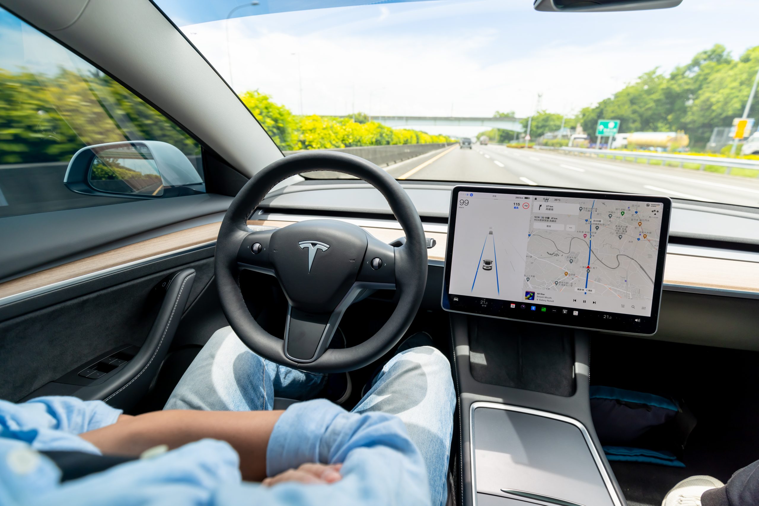 França trava o FSD da Tesla e diz que a tecnologia ainda não é suficientemente segura