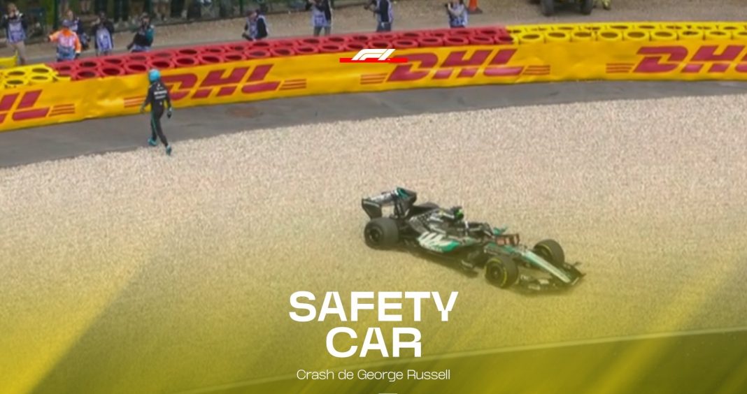 George Russell fora do GP da Bélgica após contacto com Lewis Hamilton que leva penalização de 5 segundos