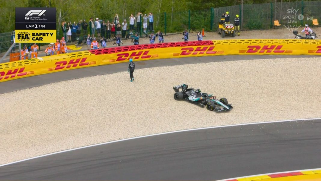 George Russell sofre grande revés após colisão com Lewis Hamilton