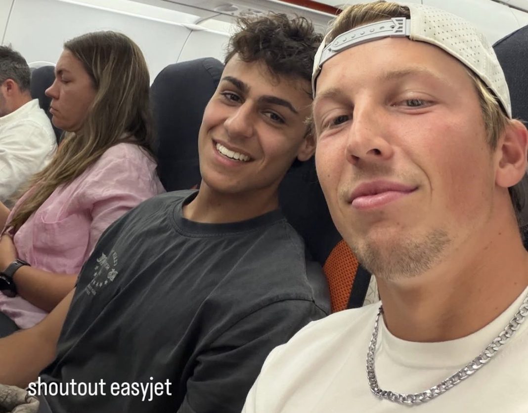 Liam Lawson e Arvid Lindblad surpreendem fãs em voo low-cost após GP da bélgica