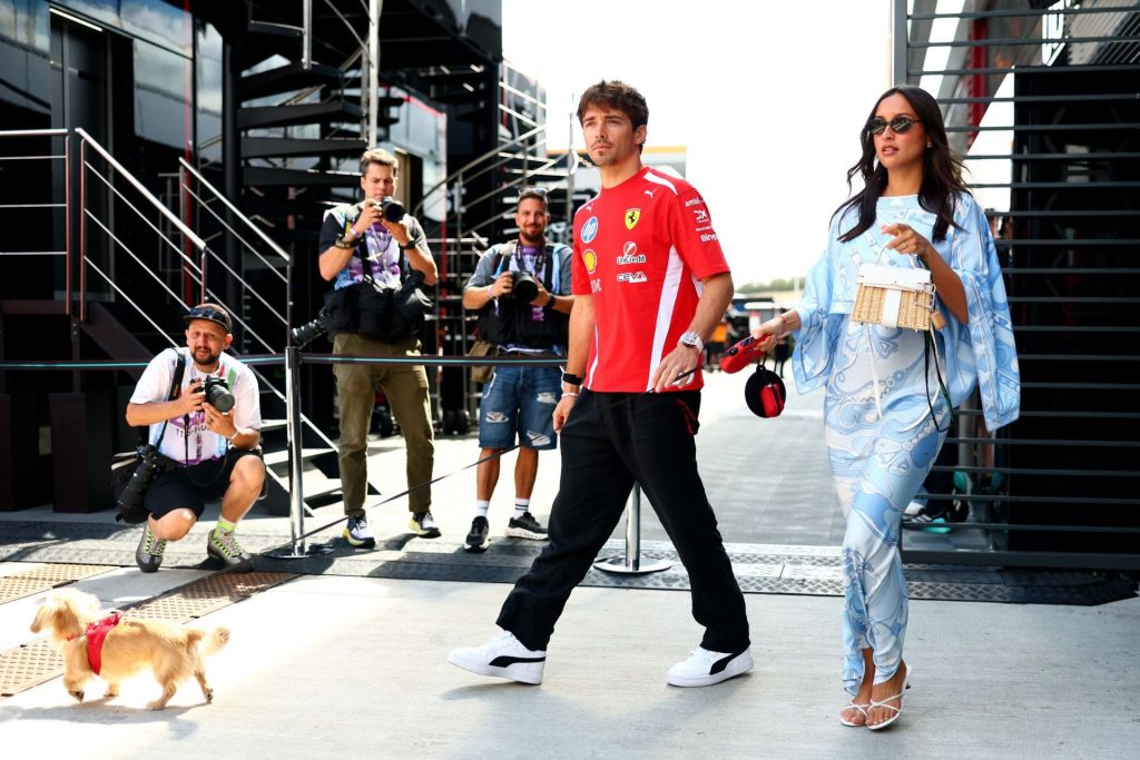 Cão de Charles Leclerc deixa presente inesperado na garagem da Red Bull