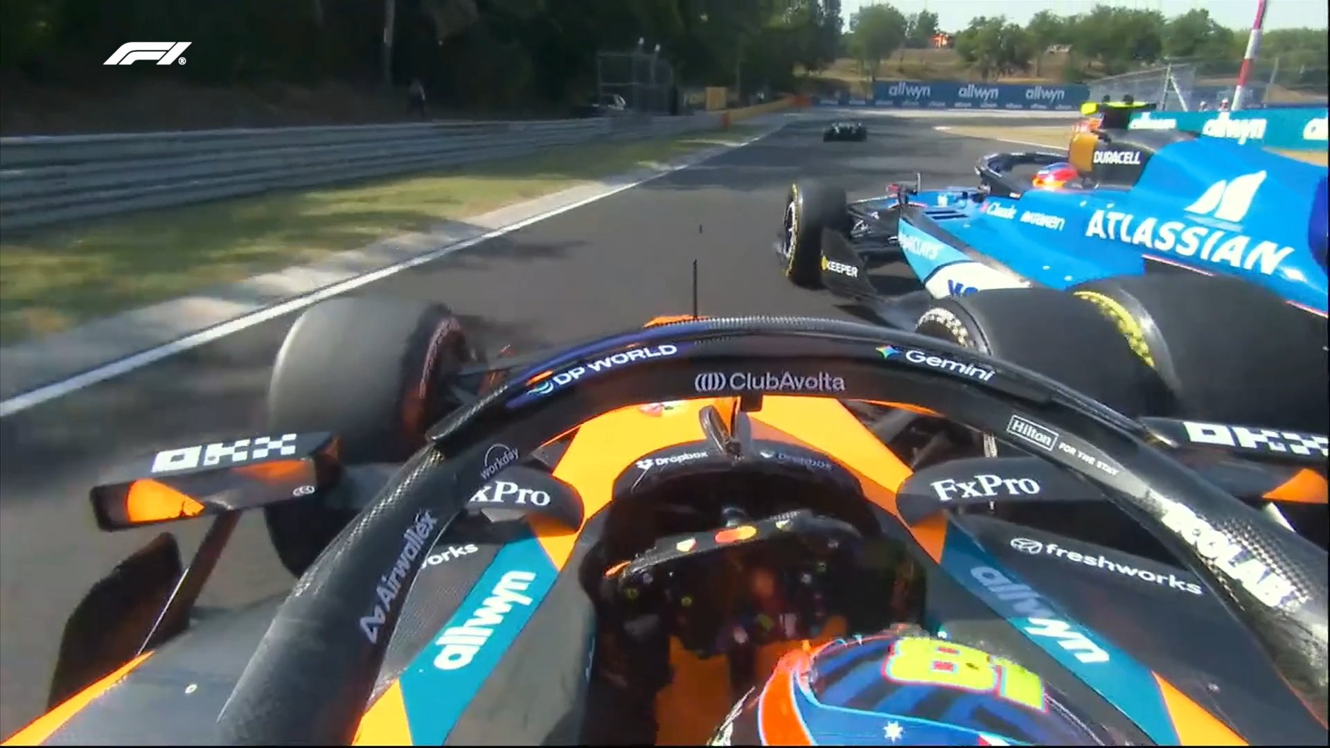 Piastri sofre abandono tardio em GP da hungria com polémica na McLaren, e com direito a toque de Sainz (VIDEO)