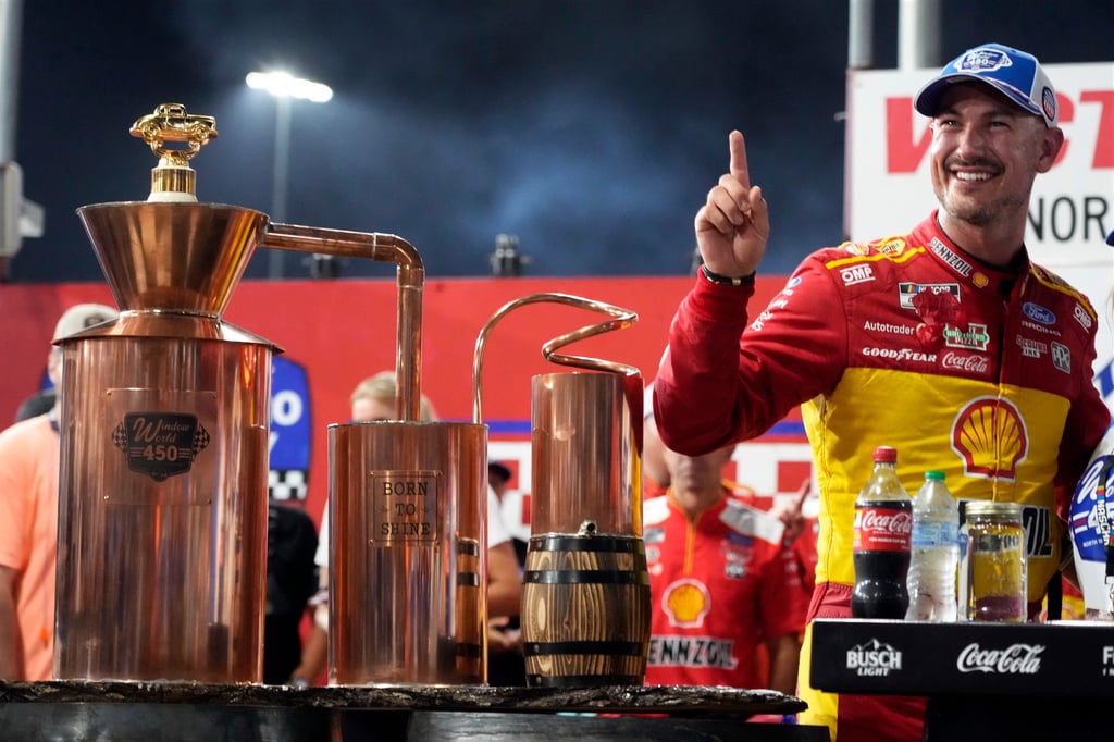 Denny Hamlin reconhece desempenho brilhante de Joey Logano em north wilkesboro
