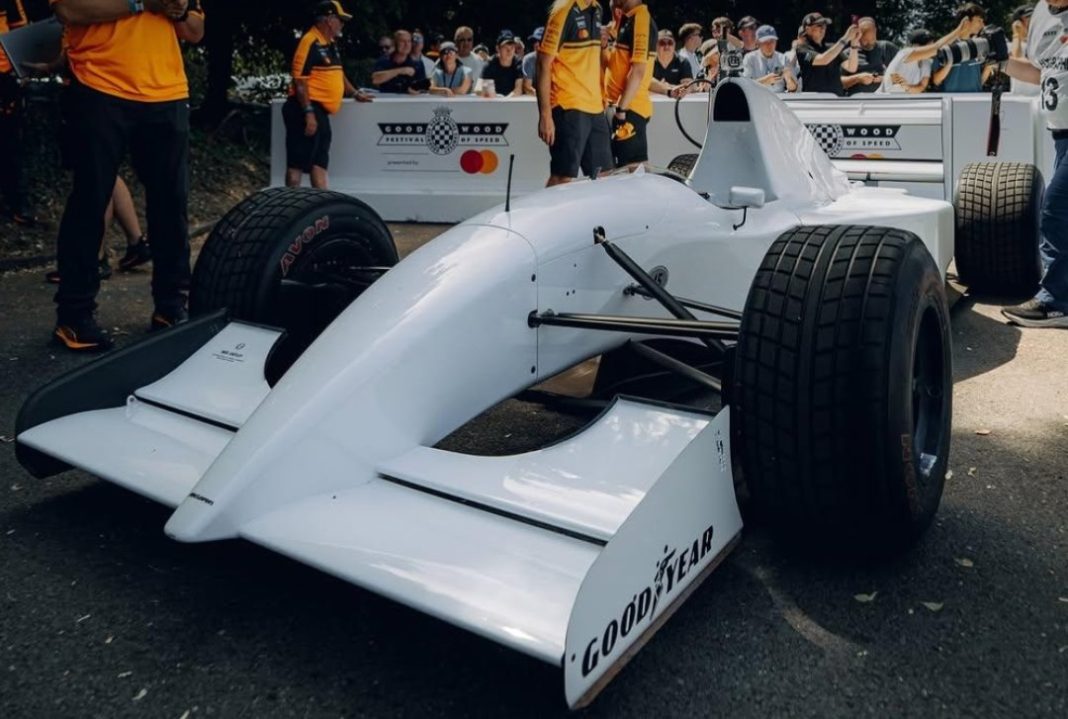 Carro McLaren F1 de Ayrton Senna MP4/8 faz primeira corrida pública (VIDEO)