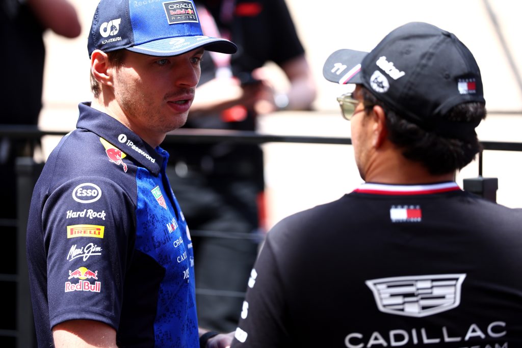 Sergio Pérez revela impacto psicológico de ser colega de Max Verstappen