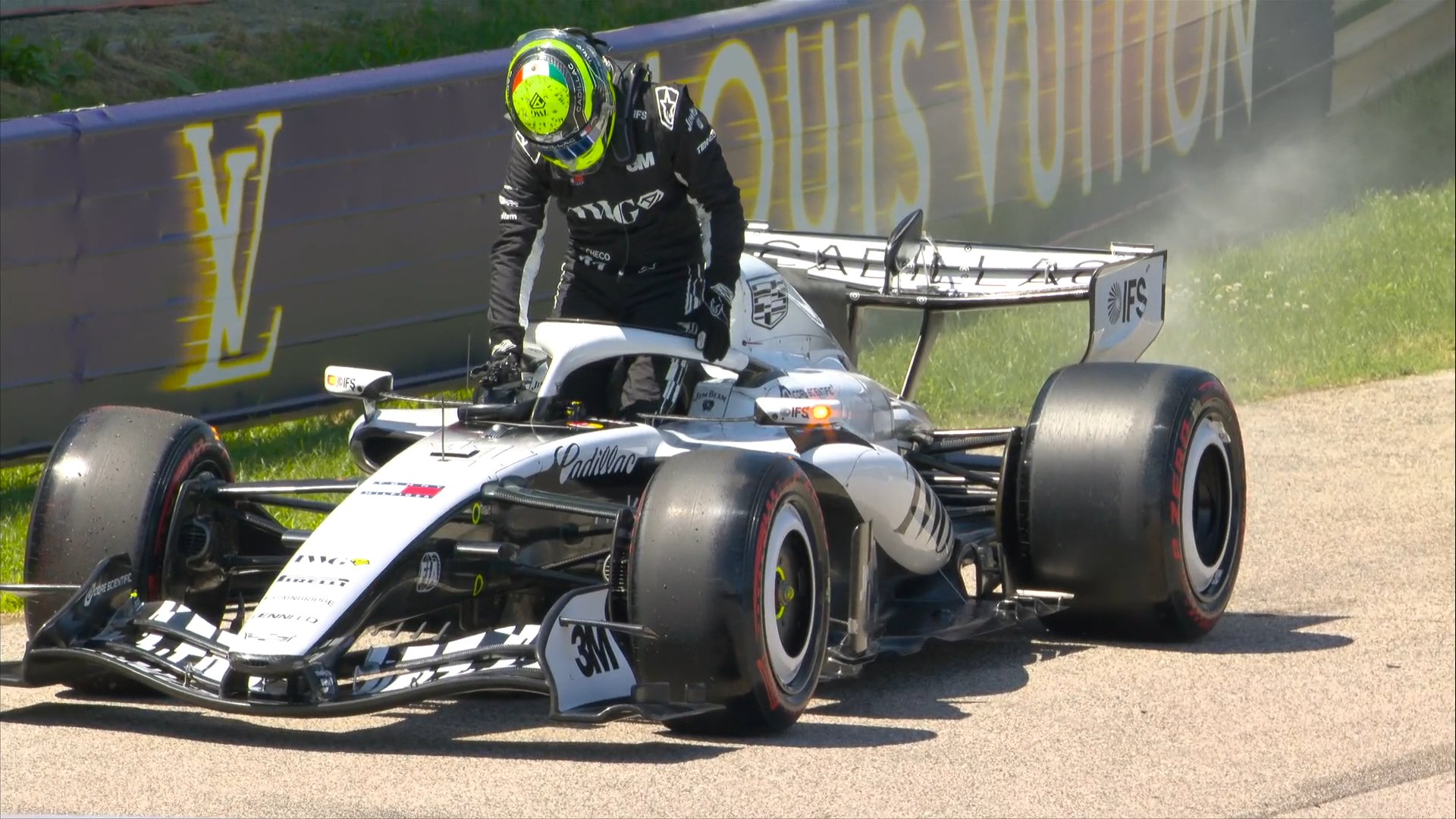 Falha estranha no Cadillac de Sergio Perez causa bandeira vermelha (VIDEO)