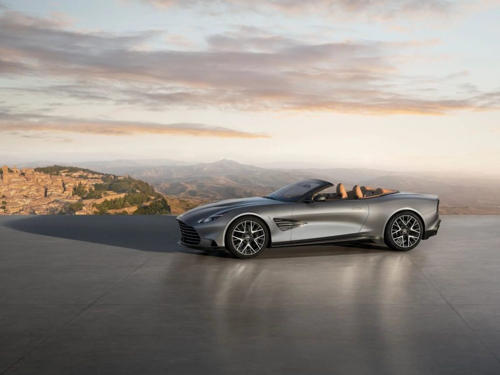 Apenas 50 unidades: Aston Martin celebra os 25 anos do Vanquish com uma edição muito especial