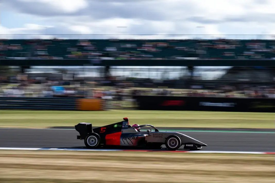 Emma Felbermayr vence de fio a pavio corrida inversa da F1 Academy em Silverstone