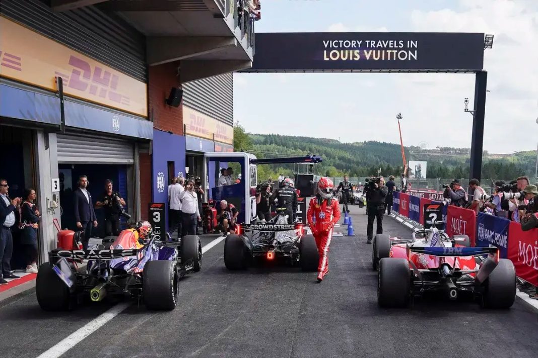 Ferrari prepara atualização do motor para tentar alcançar Mercedes no título