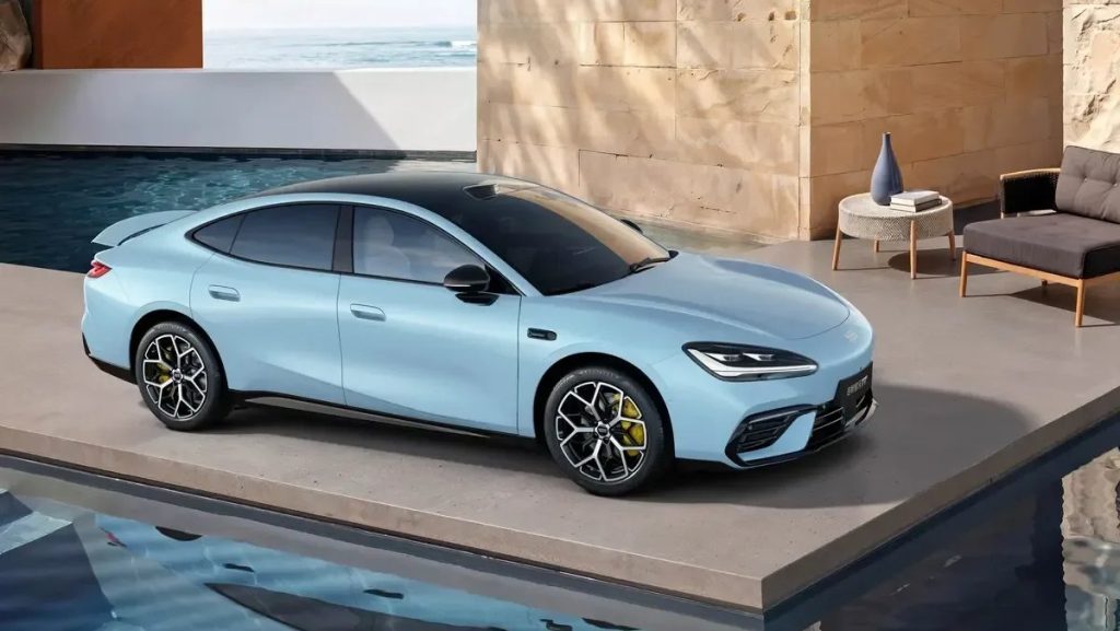Geely lança modelo com o motor elétrico mais eficiente do mundo: 570 CV, suspensão com IA, spoiler traseiro ativo e frigorífico por menos de 30 000 euros