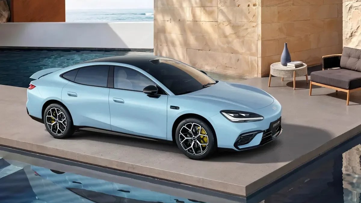 Geely lança modelo com o motor elétrico mais eficiente do mundo: 570 CV, suspensão com IA, spoiler traseiro ativo e frigorífico por menos de 30 000 euros