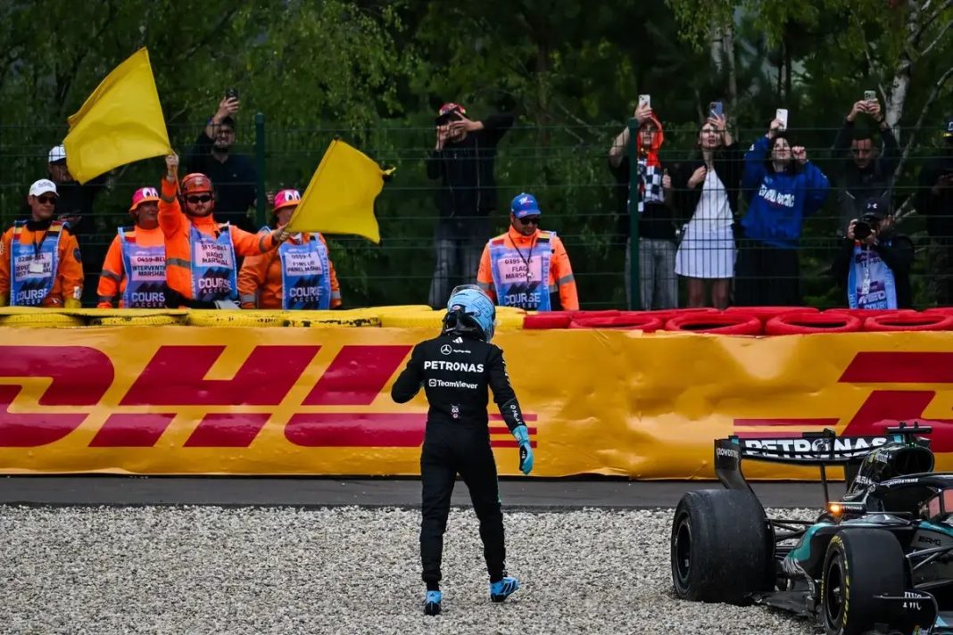 George Russell desolado após colisão desastrosa com Lewis Hamilton