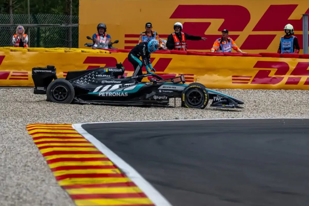George Russell revela revolta com falha na bateria da Mercedes
