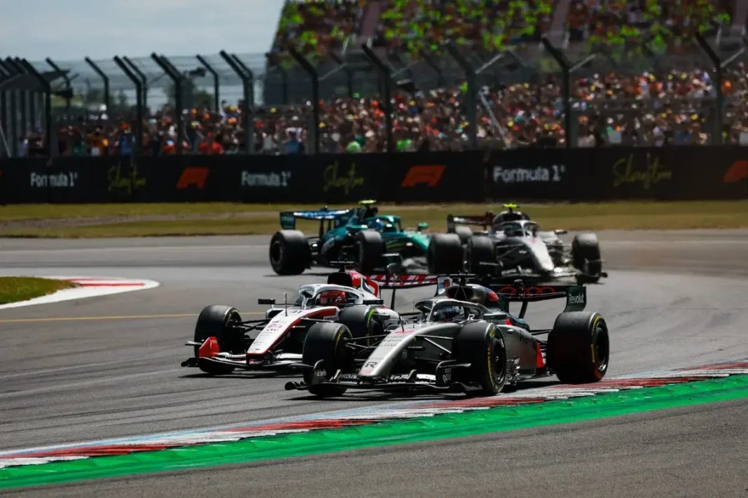 Hülkenberg penalizado em Silverstone, lawson evita castigo após defesa agressiva