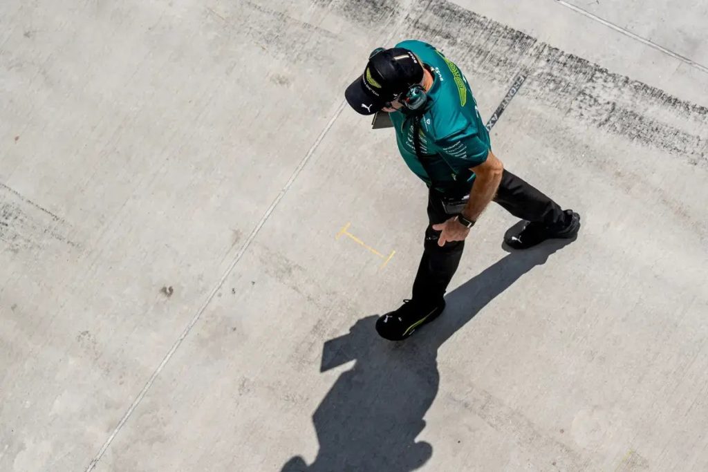 Jak Crawford destaca atenção de Adrian Newey na evolução da Aston Martin