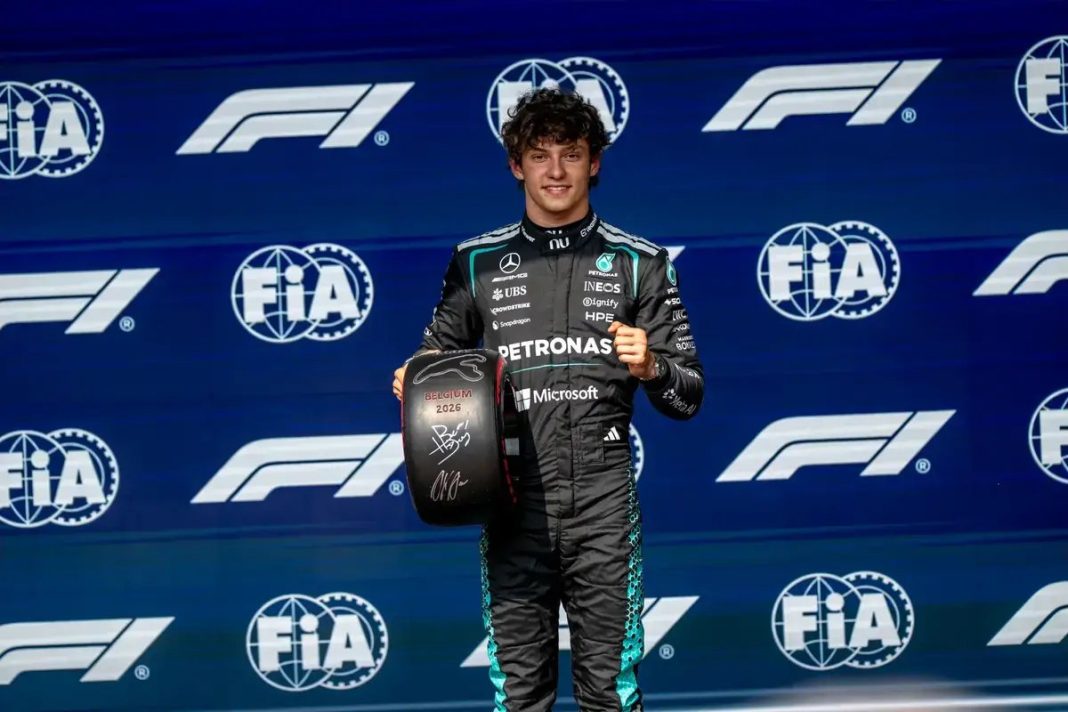 Kimi Antonelli garante pole position no GP da bélgica 2026