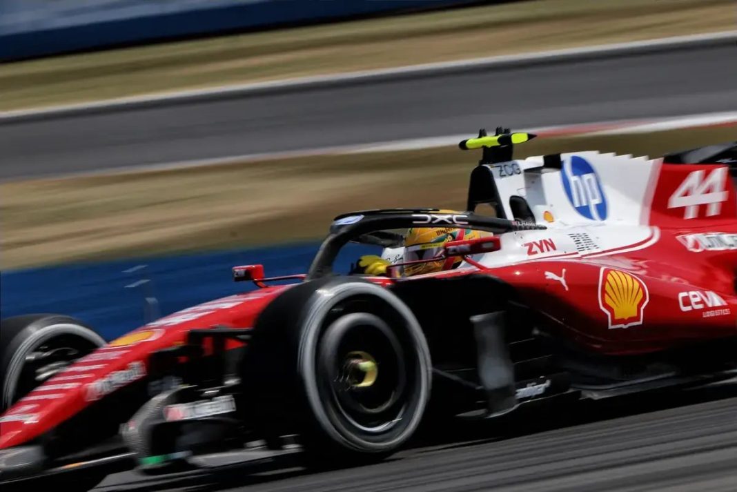 Lewis Hamilton conquista uma extraordinária pole para a Corrida Sprint em Silverstone e coloca a Ferrari no topo diante do público da casa