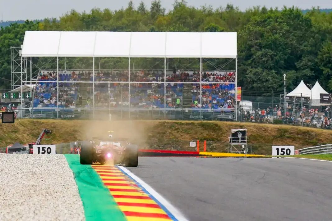 Lewis Hamilton e Ferrari penalizados pela FIA após erro nos pneus