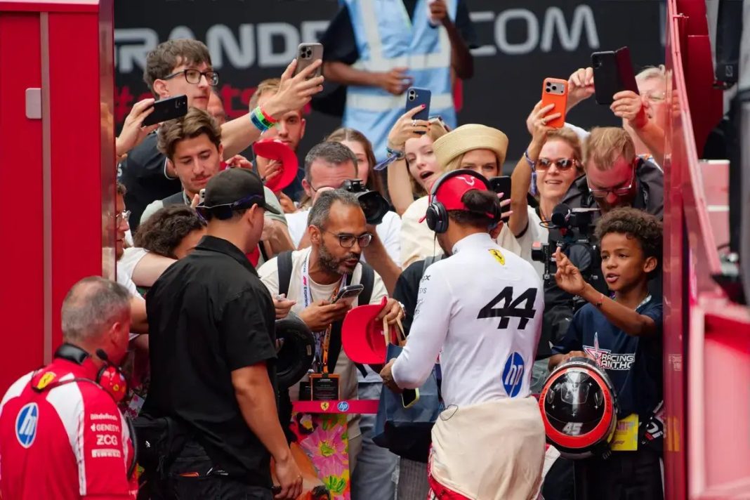 Lewis Hamilton exaltado como lenda após encontro emotivo com adepto no GP da bélgica