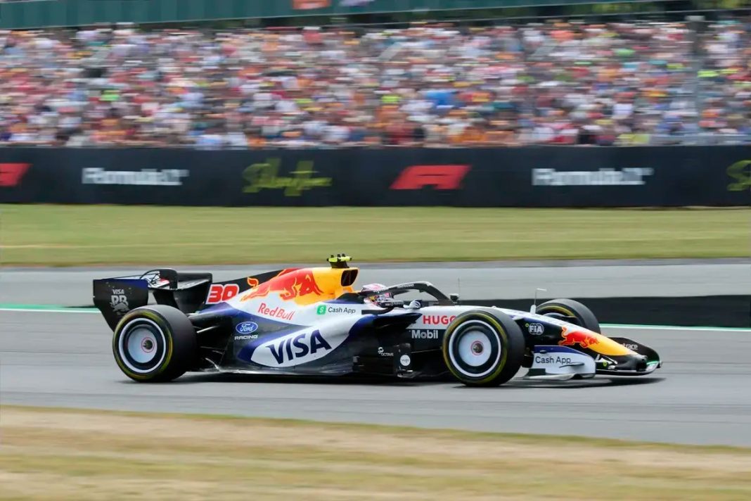 Liam Lawson escapa à penalização após defesa polémica em Silverstone