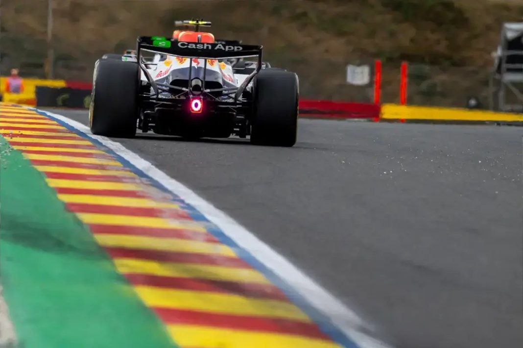 Liam Lawson questiona falta de velocidade em reta dos Racing Bulls