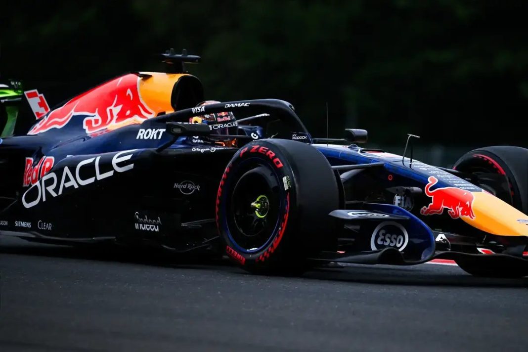 Max Verstappen lidera o primeiro treino do Grande Prémio da Bélgica no regresso da Fórmula 1 a Spa-Francorchamps