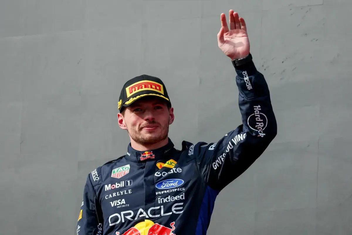 Max Verstappen surpreendido com segundo lugar em carro danificado