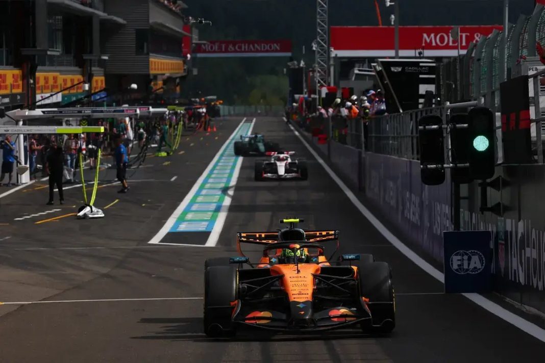 McLaren esclarece presença do agente de Max Verstappen na hospitalidade da equipa