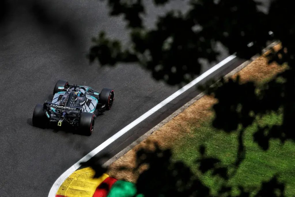 Mercedes procura resolver problema grave de velocidade de George Russell