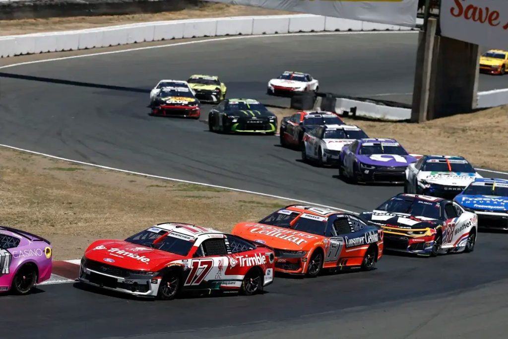 NASCAR elimina grupos de treino divididos e prolonga sessões em 2026