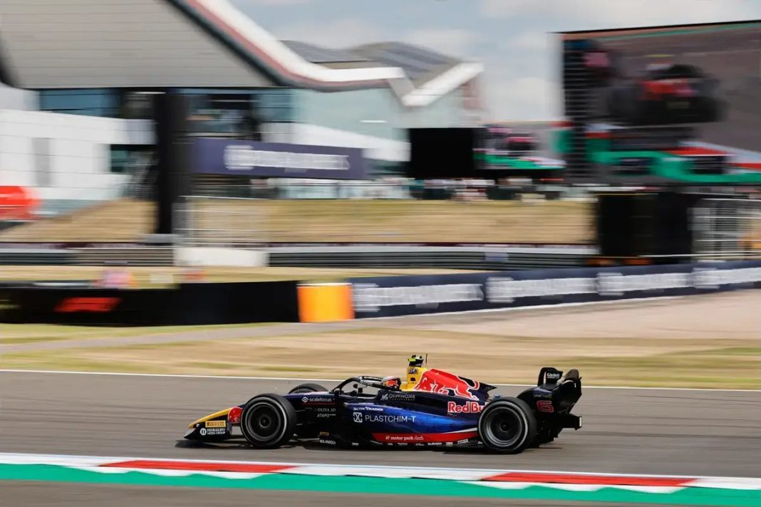 Nikola Tsolov amplia liderança no campeonato de F2 após sprint em Spa