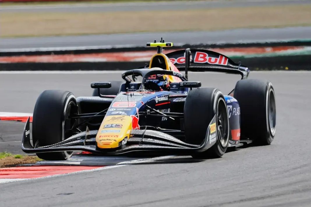 Nikola Tsolov na mira da Racing Bulls para papel na F1