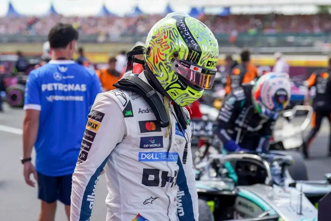 Norris surpreendido com luta intensa entre Russell e Verstappen em Silverstone