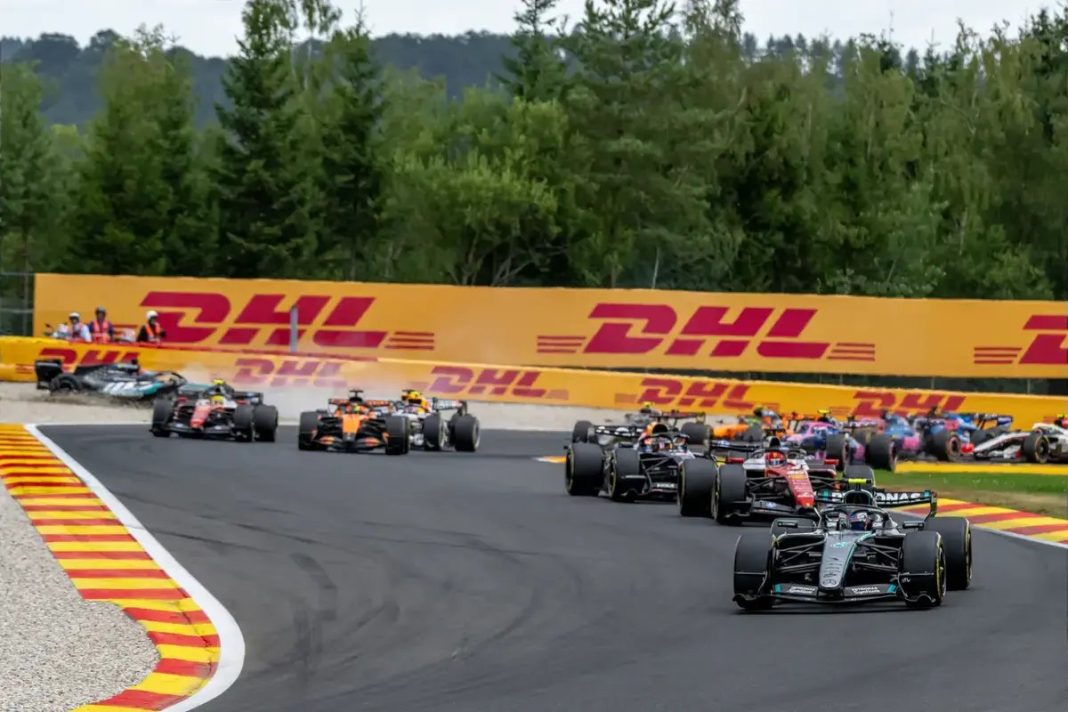 Rádio da Mercedes revela fúria de George Russell após acidente em Spa