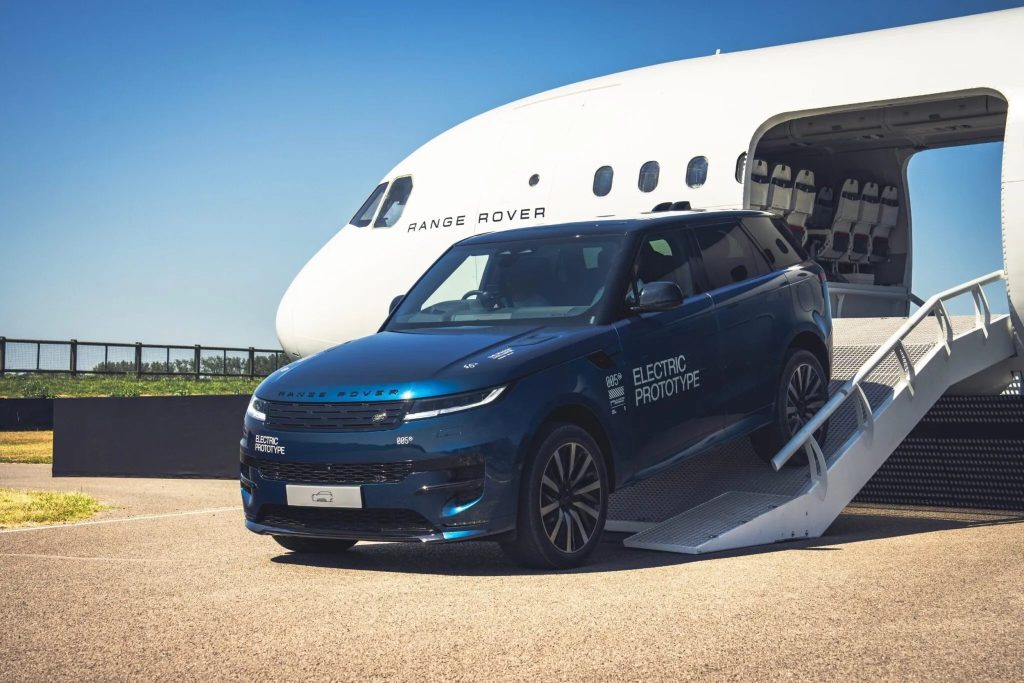 Range Rover Sport entra na era elétrica: mais um vislumbre do novo SUV de luxo