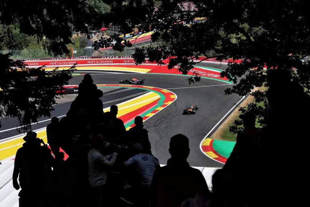 Red Bull prepara solução para problema na asa traseira após acidentes de Verstappen