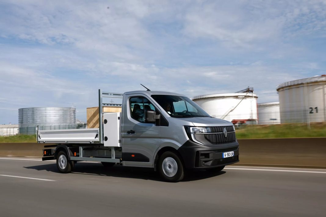 Renault Master E-Tech recebe melhorias e ganha uma bateria europeia