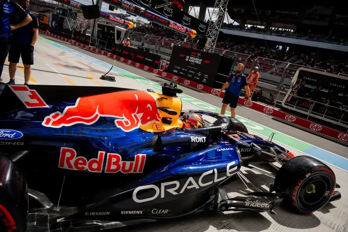 Verstappen ileso e Sainz avisado após incidente no GP da hungria